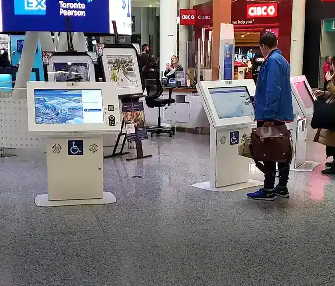 Quiosco digital táctil en ángulo en un aeropuerto